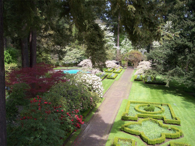 Image of lawns and gardens at Lakewold Gardents.